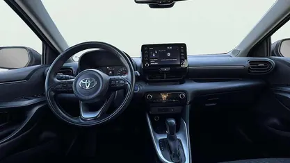 Usado 2023 Toyota Yaris Hybrid Active Utilitario | 16.490 € (Buen precio)