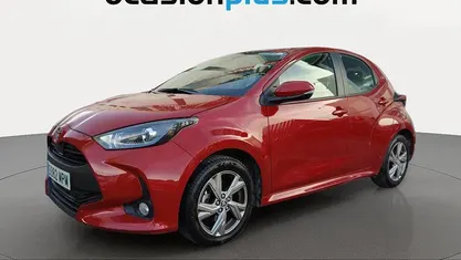 Rojo Usado 2024 Toyota Yaris Hybrid Active Utilitario | 16.364 € (Buen precio)