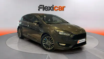 Usado Ford Focus ST-Line 120 CV (88 kW) 2018 Gris Berlina