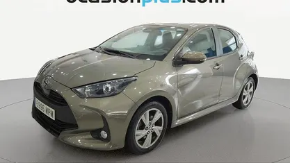 Gris Usado 2024 Toyota Yaris Hybrid Active Utilitario | 16.500 € (Buen precio)
