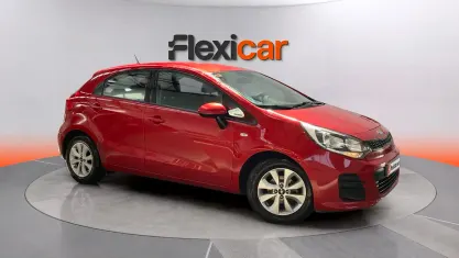 Usado Kia Rio 84 CV (61 kW) 2017 Rojo Berlina