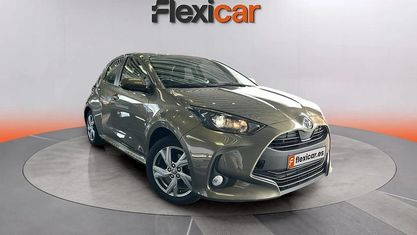 Usado Toyota Yaris Hybrid Active 116 CV (85 kW) 2024 Verde Utilitario