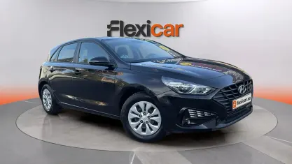 Usado Hyundai i30 110 CV (80 kW) 2022 Negro Berlina