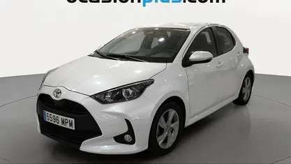 Blanco Usado 2024 Toyota Yaris Hybrid Active Utilitario | 17.046 € (Buen precio)