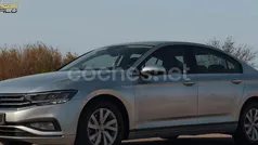 Gris / plata Usado 2021 VW Passat Business Berlina | 18.500 € (Precio justo)