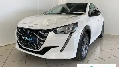 Gebraucht Peugeot e-208 Allure 100 kW (136 PS) 2023 Weiß Kleinwagen