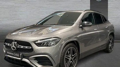 Usado Mercedes GLA200 AMG line 150 CV (110 kW) 2025 Gris SUV