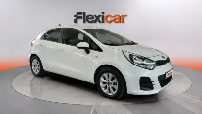 Usado Kia Rio 75 CV (55 kW) 2017 Blanco Berlina