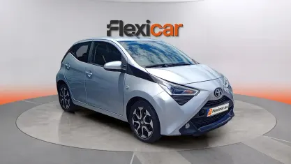 Usado Toyota Aygo X-play 72 CV (52 kW) 2020 Gris Utilitario