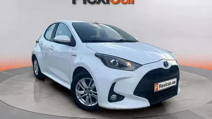 Blanco Usado 2020 Toyota Yaris Hybrid Business Edition Berlina | 15.490 € (Precio justo)