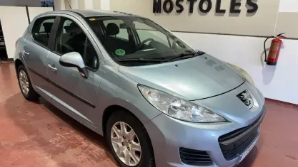 Usado Peugeot 207 75 HP (55 kW) 2010 Cinzento Sedan