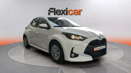 Usado Toyota Yaris Comfort 72 CV (52 kW) 2023 Blanco Utilitario