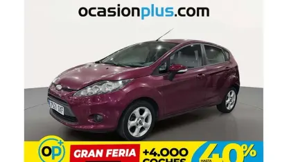 Usado Ford Fiesta Trend 82 CV (60 kW) 2010 Rojo Utilitario