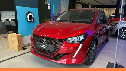 Nuevo Peugeot e-208 Allure 100 kW (136 CV) 2025 Rojo Utilitario