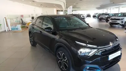 Usado Citroën e-C4 Shine 100 kW (136 CV) 2022 Negro perla nera Utilitario