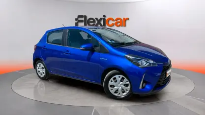 Usado Toyota Yaris Hybrid Active 100 CV (73 kW) 2020 Azul Berlina