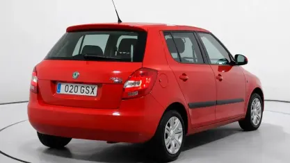 Usado Skoda Fabia 60 CV (44 kW) 2010 Rojo Berlina