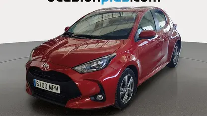Usado Toyota Yaris Hybrid Active 116 CV (85 kW) 2024 Rojo Utilitario