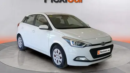 Usado Hyundai i20 84 CV (61 kW) 2016 Blanco Berlina