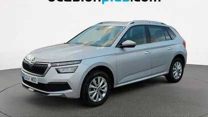 Usado Skoda Kamiq Ambition 110 CV (80 kW) 2022 Gris plata SUV