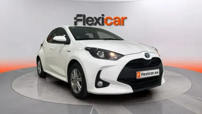Usado Toyota Yaris Hybrid Active 100 CV (73 kW) 2020 Blanco Berlina