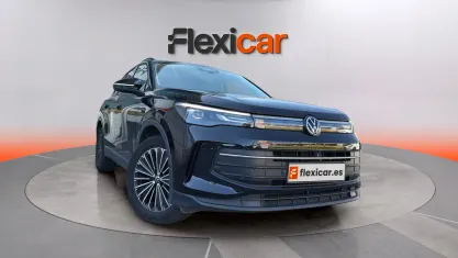 Käytetty VW Tiguan Life 150 HP (110 kW) 2024 Musta Katumaasturi