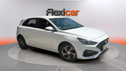 Usado Hyundai i30 120 CV (88 kW) 2021 Blanco Berlina