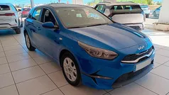 Azul Usado 2024 Kia Ceed Berlina | 19.600 € (Precio justo)
