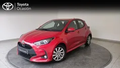 Rojo Usado 2023 Toyota Yaris Hybrid Active Berlina | 20.900 € (Precio justo)