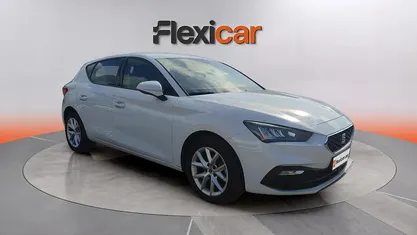 Usado Seat Leon Reference 140 CV (102 kW) 2021 Blanco Familiar