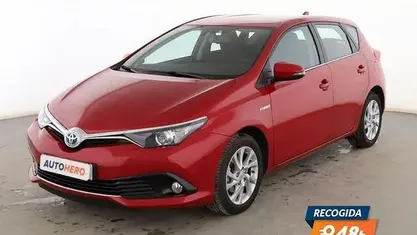 Begagnad Toyota Auris Hybrid Edition 136 HK (100 kW) 2015 Röd Sedan