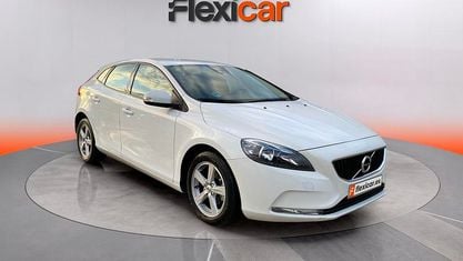 Begagnad Volvo V40 Momentum 120 HK (88 kW) 2018 Vit Halvkombi