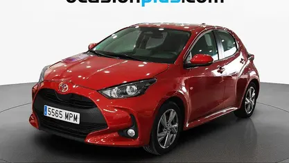 Usado Toyota Yaris Hybrid Active 116 CV (85 kW) 2024 Rojo Utilitario