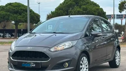 Usado Ford Fiesta Trend 82 CV (60 kW) 2017 Gris Utilitario