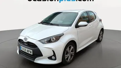 Blanco Usado 2024 Toyota Yaris Hybrid Active Utilitario | 16.819 € (Buen precio)