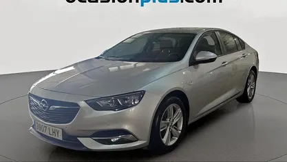 Usado Opel Insignia Selective 136 CV (100 kW) 2020 Gris plata Berlina