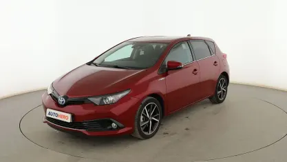 Usado Toyota Auris Hybrid Style 136 CV (100 kW) 2018 Rojo Berlina