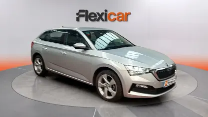 Usado Skoda Scala Active 95 CV (69 kW) 2021 Gris Utilitario
