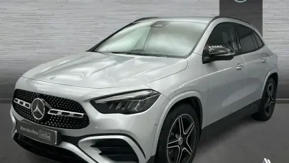 Usado Mercedes GLA200 AMG line 150 CV (110 kW) 2025 Gris / plateado SUV