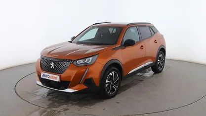 Usado Peugeot 2008 Allure 131 CV (96 kW) 2023 Naranja SUV