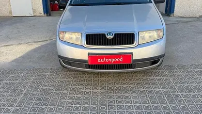 Gris Usado 2001 Skoda Fabia Comfort Berlina | 2495 € (Precio justo)