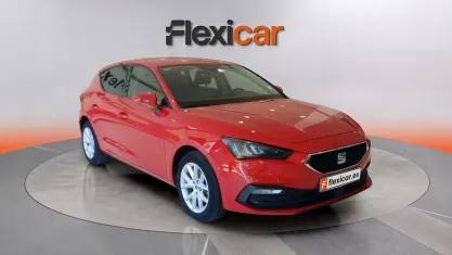 Usado Seat Leon Style 130 CV (95 kW) 2020 Rojo Berlina