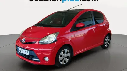 Usado Toyota Aygo City 68 CV (50 kW) 2014 Rojo Utilitario