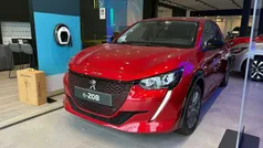 Rojo Nuevo 2025 Peugeot e-208 Allure Utilitario | 27.860 € (Super precio)