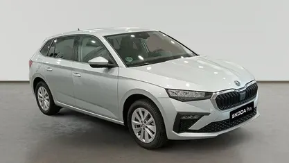 Gris plata Usado 2025 Skoda Scala Selection Utilitario | 21.690 € (Precio justo)