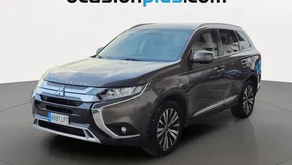 Usado Mitsubishi Outlander Motion 150 CV (110 kW) 2021 Oro SUV