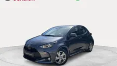 Gris / plata Usado 2024 Toyota Yaris Hybrid Active Berlina | 20.390 € (Precio justo)