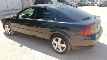 Usado Ford Mondeo Sport 130 CV (95 kW) 2003 Azul Berlina