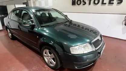 Usado Skoda Superb Comfort 130 CV (95 kW) 2005 Azul Berlina