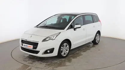 Usado Peugeot 5008 Allure 120 CV (88 kW) 2016 Blanco Monovolumen